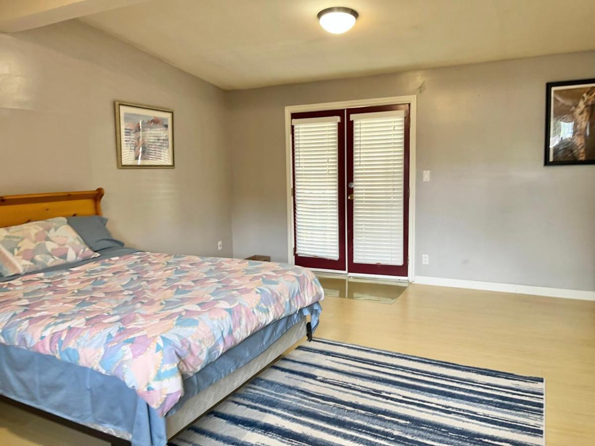 Whole Suite To Yourself At Coquitlam Centre! พอร์ทคอควิทแลม ภายนอก รูปภาพ