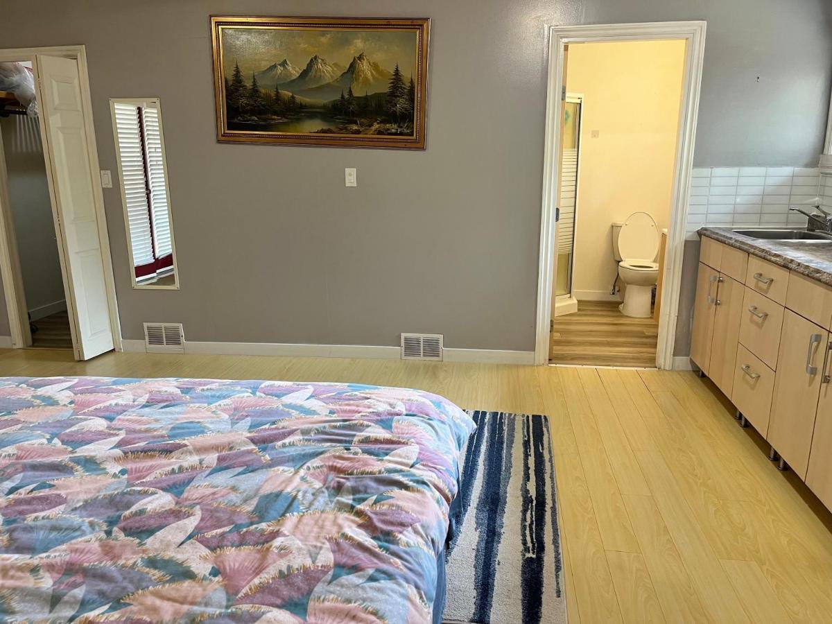 Whole Suite To Yourself At Coquitlam Centre! พอร์ทคอควิทแลม ภายนอก รูปภาพ